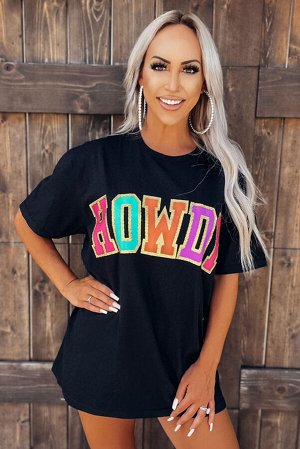 Черная удлиненная футболка с разноцветной надписью: HOWDY