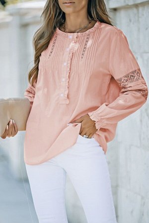 Розовая блузка с пуговицами длинным рукавом и вставками кроше