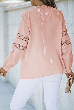 Розовая блузка с пуговицами длинным рукавом и вставками кроше