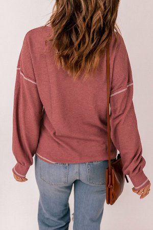 Красный вафельный пуловер с длинным рукавом и контрастной строчкой