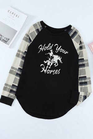 Черный пуловер с клетчатым рукавом и надписью Hold Your Horses