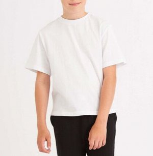 Футболка Повседневная футболка белого цвета оверсайз-силуэта является базовым предметом гардероба и идеально подходит как под стильные образы, так и для формы на физкультуру для школьников. Выполнена 