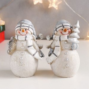 Сувенир полистоун "Снеговик в сером колпаке и белом шарфике, с ёлкой"МИКС 11,5х6,5х5,5 см