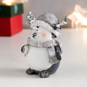 Сувенир полистоун "Пингвинчик в шарфике и колпаке с рожками"МИКС 8х7х4 см