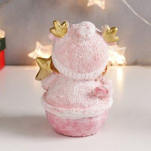 Сувенир полистоун "Малышка-пухляшка в розовом, в шапке мишки, с подарком" 13х9,5х7 см