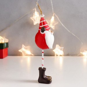 Сувенир полистоун "Дед Мороз с гирляндой из звёзд" красный, тонкие ножки 17х7,5х4 см