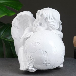 Фигура "Ангел с шаром" белый 25х17х22см