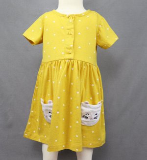 Платье Платье для девочки желтого цвета c милым принтом "сердечки" с накладными карманами кошечка. Передняя планка платья идет на пуговицах. Платье мягкое на ощупь, очень комфортное для малыша. Состав