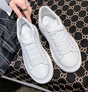 Кроссовки Белая обувь всегда в моде, так как она выглядит стильно и подходит практически под любой наряд.
Материал высококачественная эко-кожа.