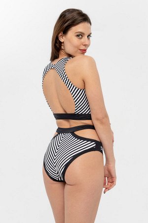 Плавки-слипы макси в черно белую полоску из коллекции Spicy Stripes с оригинальными вырезами по бокам. Сочетайте с любым верхом этой же коллекции для создания яркого пляжного образа.