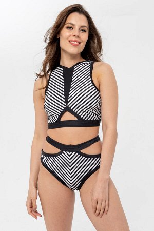 Топ из коллекции Spicy Stripes в черно-белую полоску, дополнен съемными вкладышами. На спинке удобная застежка и фигурный вырез. Сочетайте с любыми плавками этой же коллекции для создания яркого пляжн