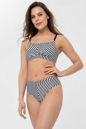 Топ из коллекции Spicy Stripes в черно-белую полоску, дополнен съемными вкладышами. Бретели регулируются по длине. Сочетайте с любыми плавками этой же коллекции для создания яркого пляжного образа.