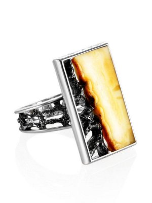 Прямоугольное кольцо из серебра со вставкой из цельного янтаря «Модерн»