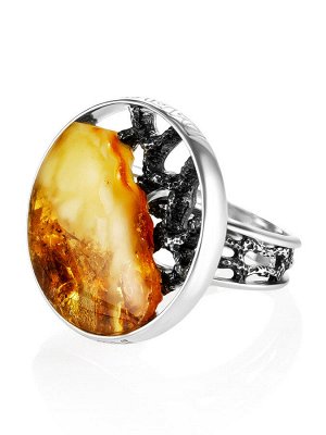 Серебряное кольцо «Модерн» круглой формы, украшенное натуральным янтарём