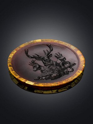 Декоративная тарелка с резьбой из натурального янтаря «Охота»