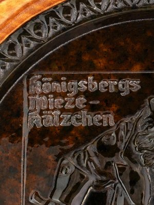 Декоративная тарелка с резьбой на янтаре «Кенигсбергский кот»