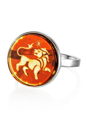 Серебряное кольцо с вставкой из натурального янтаря с резьбой «Лев»