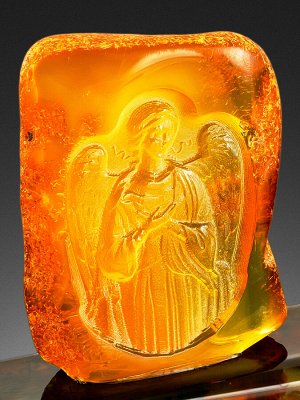 Резьба на натуральном цельном янтаре «Ангел-Хранитель»