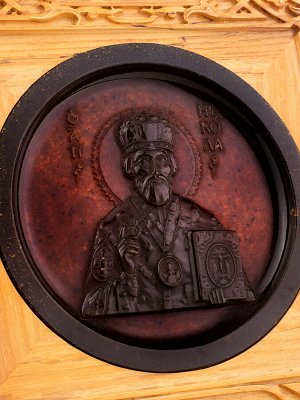 Янтарный барельеф в резном окладе — икона «Святой Николай Чудотворец»