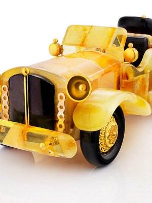 Модель ретро-автомобиля из янтаря медового цвета