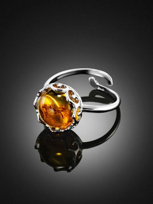 Изысканное кольцо из серебра и янтаря с инклюзами «Клио»