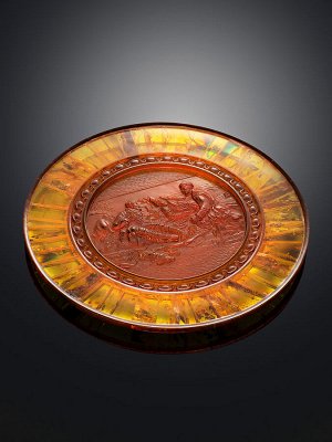 Резная янтарная тарелка «Охотники на привале»