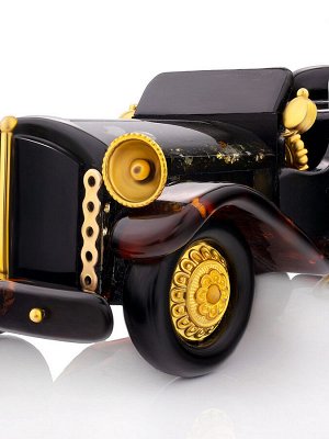 Сувенирный ретро-автомобиль, созданный из натурального янтаря
