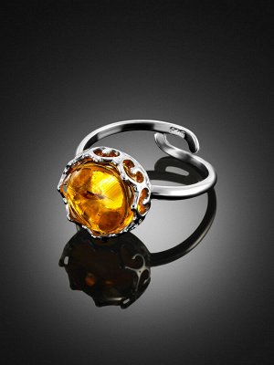 Нежное кольцо из серебра и янтаря с инклюзом «Клио»