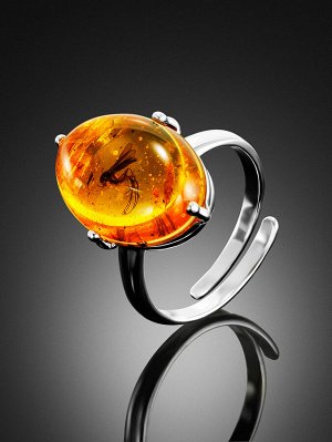 Стильное серебряное кольцо, украшенное янтарём с включением комарика «Клио»