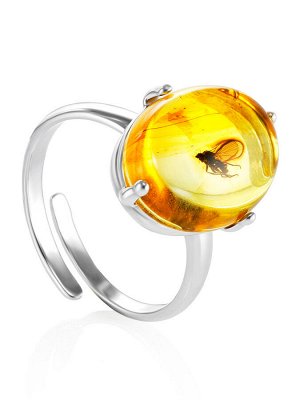Эффектное кольцо «Клио» из серебра и янтаря с насекомым