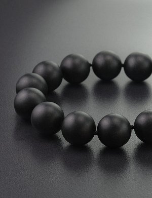 Эффектные крупные бусы из чёрного формованного янтаря «Куба»