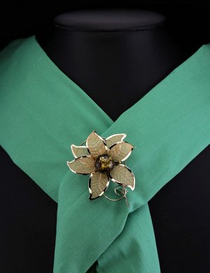 Эффектная брошь, покрытая позолотой и украшенная янтарём зелёного цвета Beoluna