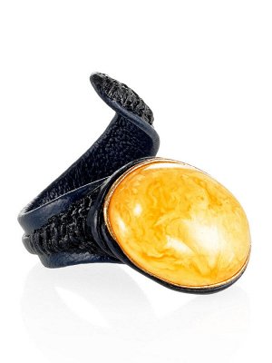 Оригинальное кольцо «Змейка» из кожи двух оттенков и натурального янтаря