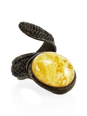 Оригинальное кольцо «Змейка» из тёмной кожи и натурального янтаря