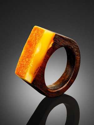 Оригинальное кольцо из дерева с кусочком натурального балтийского медового янтаря «Индонезия»