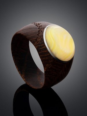 Оригинальное кольцо из дерева с кусочком натурального балтийского янтаря «Индонезия»