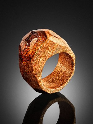 Деревянное «рубленое» кольцо, украшенное янтарём лимонного цвета «Индонезия»