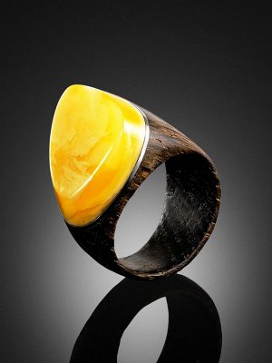 Стильное кольцо из натурального балтийского янтаря и древесины «Индонезия»