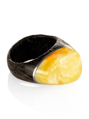 Стильное кольцо из натурального балтийского янтаря и древесины «Индонезия»
