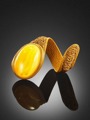 Стильное кольцо-змейка из кожи, украшенное натуральным медовым янтарём