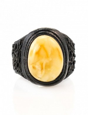 Стильное кольцо-перстень из натуральной кожи с овальной вставкой из балтийского янтаря
