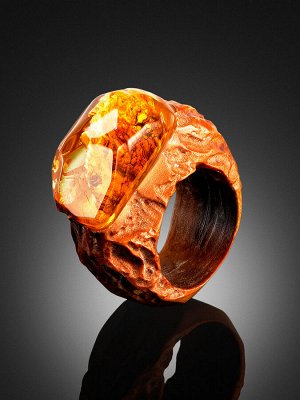 Стильное необычное кольцо «Индонезия» из дерева и натурального балтийского янтаря