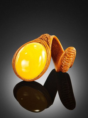 Эффектное кольцо «Змейка» из кожи кофейного оттенка и натурального янтаря