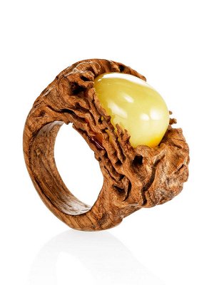 Эффектное объёмное кольцо «Индонезия» из дерева и натурального балтийского янтаря