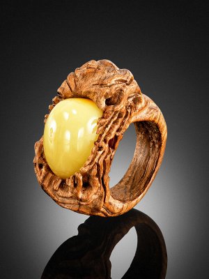Эффектное объёмное кольцо «Индонезия» из дерева и натурального балтийского янтаря