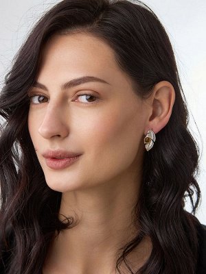 Изящные серьги, украшенные янтарём коньячного цвета «Павлин»