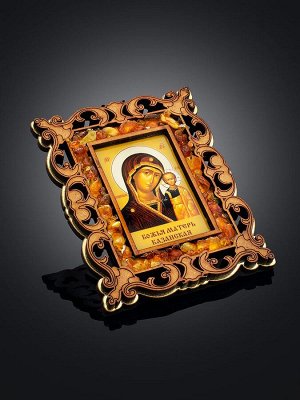 «Казанская Богоматерь». Небольшая иконка в резной деревянной оправе с магнитом, украшенная янтарём