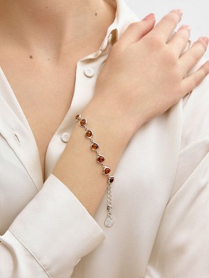 Браслет, украшенный яркими вставками из коньячного янтаря «Ягодки крупные»