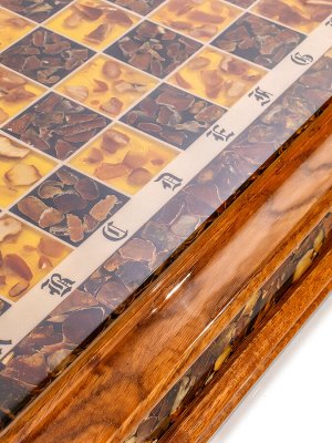 Шахматная доска-шкатулка из дерева и натурального янтаря