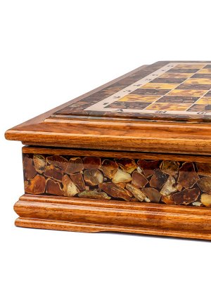 Шахматная доска-шкатулка из дерева и натурального янтаря с набором фигурок